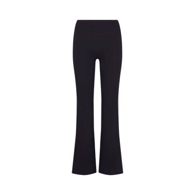 NikeSKIMS Matte Women's High-Waisted Slim Flared Leggings. Nike.com